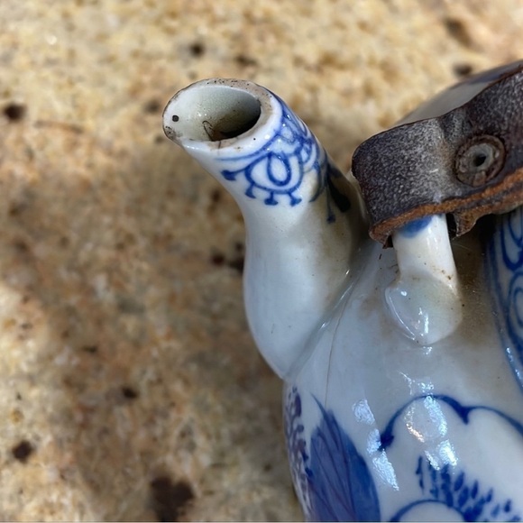 Chinese Asian Antique porcelain teapot with original leather strap handle - Picture 6 of 8